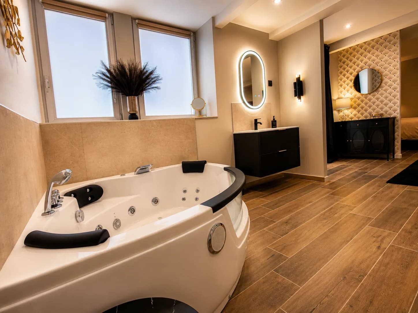 Jacuzzi balnéo privatif de la suite Absolu